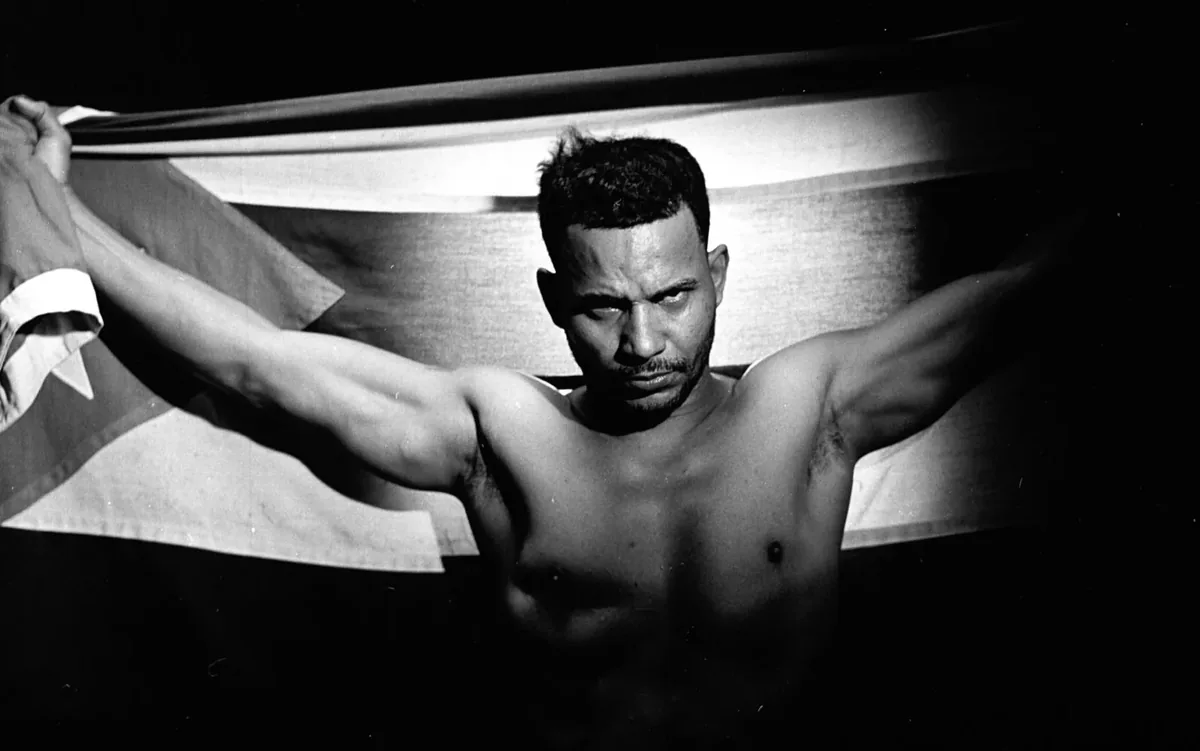 Maykel Osorbo con la bandera cubana — fotografía de Anyelo Troya, día de grabación de Patria y Vida